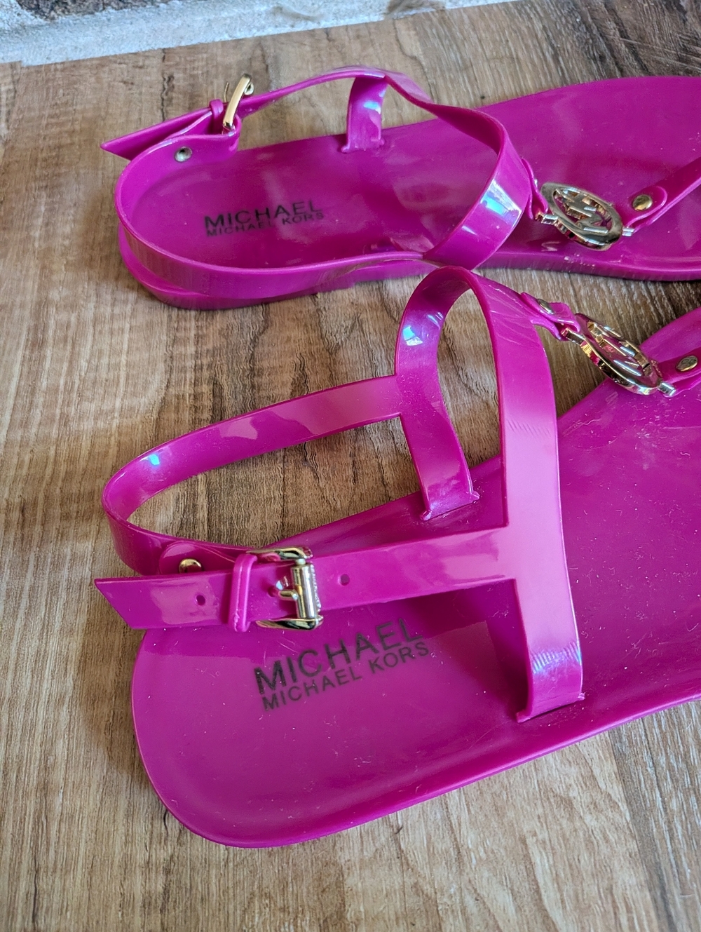 Michael Kors Hot Pink Jelly Thong Sandals with Gold MK Charm Sz 9 - Picture 2 of 5